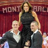Zirkusfestival im Januar 2018: Zwei starke Herren heben Stéphanie von Monaco in die Höhe.