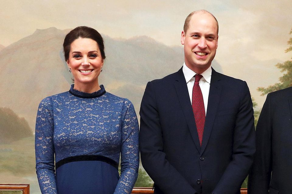 Herzogin Kate: Zu Besuch in Norwegen: Unter dem Mantel trägt Kate ein blaues Spitzenkleid ihres liebsten Umstandmoden-Labels "Seraphine", das umgerechnet ca. 190 Euro kostet. Zu Besuch in Norwegen: Unter dem Mantel trägt Kate ein blaues Spitzenkleid ihres liebsten Umstandmoden-Labels "Seraphine", das umgerechnet ca. 190 Euro kostet.