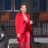 Was für ein toller Babykugel-Look! Model und Moderatorin Chrissy Teigen, die schöne Ehefrau von Sänger John Legend, flaniert in diesem leuchtend roten Negligé-Kleid ganz selbstverständlich über die Straße, als sei es ein Catwalk. Das Seidenkleid von "Haney" kostet schließlich auch 2.000 Euro. 