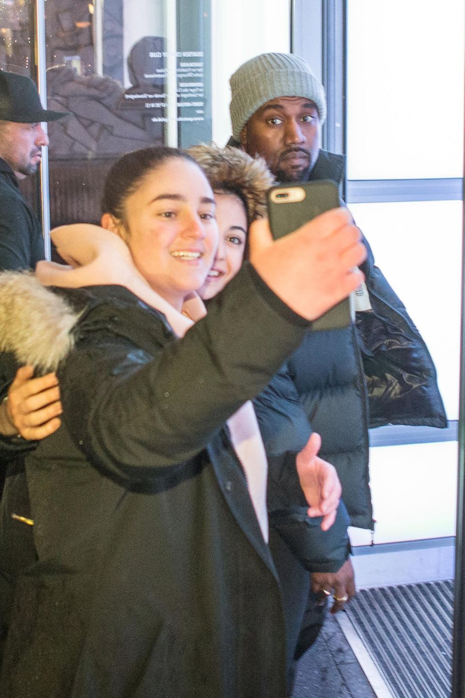 1. Februar 2018 Berliner Teenager freuen sich über ein Selfie mit Superstar Kanye West. 1. Februar 2018 Berliner Teenager freuen sich über ein Selfie mit Superstar Kanye West.