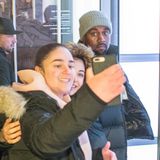 1. Februar 2018   Berliner Teenager freuen sich über ein Selfie mit Superstar Kanye West.
