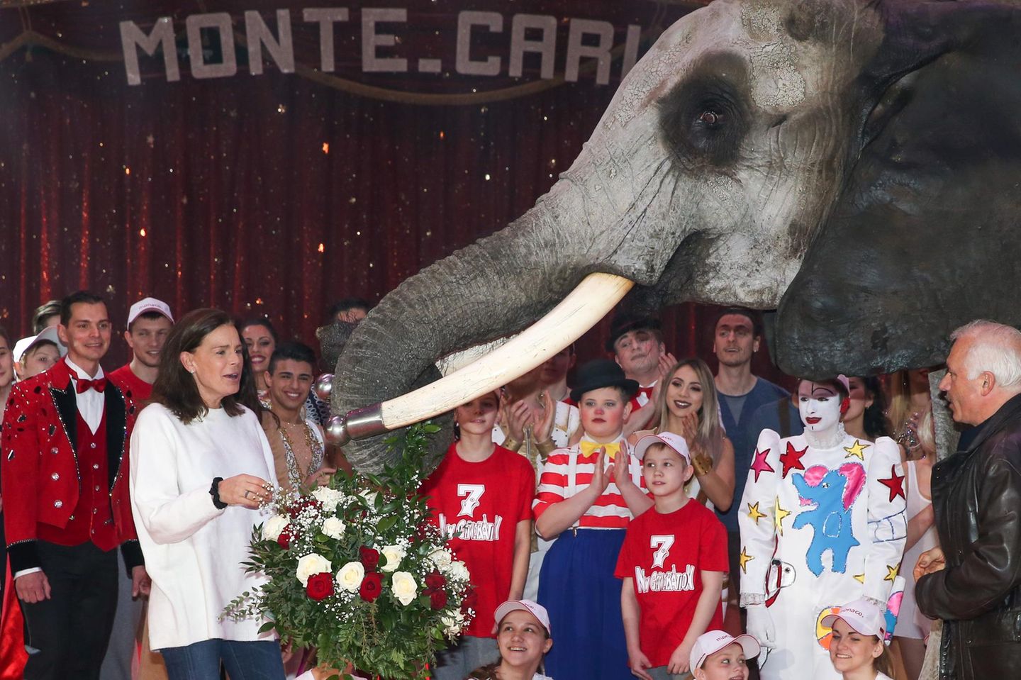 1. Februar 2018  Heute feiert Stéphanie von Monaco ihren 53. Geburtstag: Ein Zirkuselefant überreicht ihr zu dem Anlass einen Blumenstrauß.