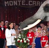 1. Februar 2018  Heute feiert Stéphanie von Monaco ihren 53. Geburtstag: Ein Zirkuselefant überreicht ihr zu dem Anlass einen Blumenstrauß.
