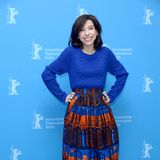 Ungewöhnlich und großartig: Sally Hawkins leuchtet bei der Pressekonferenz für "Maudie" in dieser royalblauen, orangefarbenen Strickpullover-Rock-Kombi.