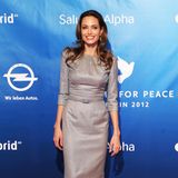 Im matten Silberkleid von Ralph & Russo bezauberte Angelina Jolie die Gäste der "Cinema for Peace"-Gala 2012 anlässlich der Berlinale.