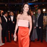 Colour-Blocking: Iris Berben bezauberte 2016 im zweifarbigen Satin-Kleid von Escada.