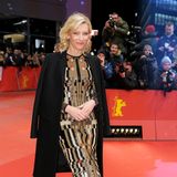 Wenn auch verdeckt vom Mantel ist Cate Blanchetts Givenchy-Kleid nicht nur vom Muster her ein echter Blickfang.
