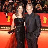 Was wäre ein Glamour-Paar wie Amal und George Clooney ohne den richtigen Red-Carpet-Look? Amal glitzerte bei der Berlinale 2016 im Vintage-Kleid von Yves Saint Laurent.