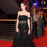 Im sexy durchschimmernden Tüllkleid von Christian Dior sorgte Emilia Schüle bei der Berliner "Django"-Premiere 2017 für offene Münder.