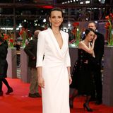 Im weißen Anzug-Kleid von Giorgio Armani zum sexy Wet-Look zeigte sich Juliette Binoche bei den Filmfestspielen 2015.
