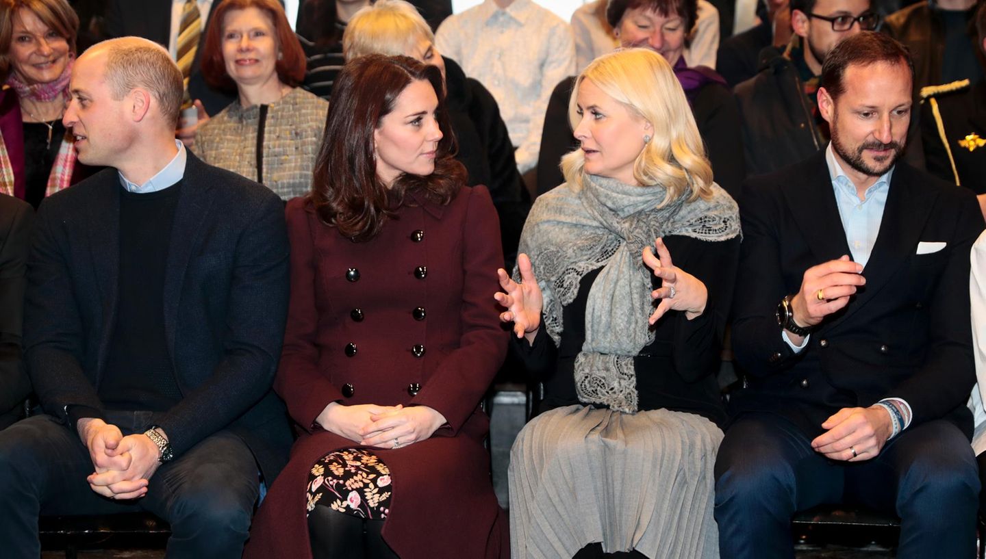 Norwegen - Tag 3   Herzogin Catherine und Prinzessin Mette-Marit unterhalten sich lebhaft, während sie mit ihren Ehemännern die "Hartvig Nissen"-Schule in Oslo besuchen.