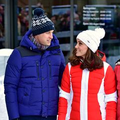Norwegen - Tag 3   Warm eingepackt lächeln sich Prinz William und Herzogin Katherine zu. Gerade besuchen sie die Skisprungschanze Holmenkollen.