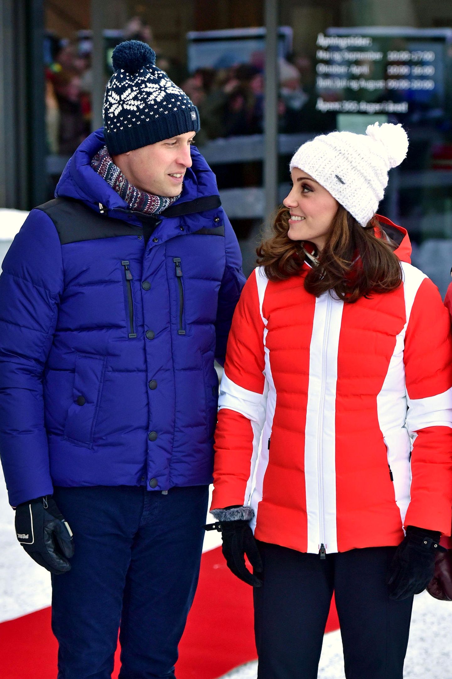 Norwegen - Tag 3   Warm eingepackt lächeln sich Prinz William und Herzogin Katherine zu. Gerade besuchen sie die Skisprungschanze Holmenkollen.