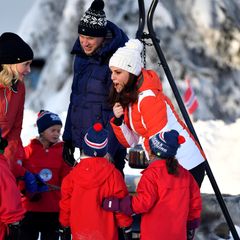 Norwegen - Tag 3   Es geht heiß her an der Ski-Schanze. Herzogin Catherine feuert die kleinen Nachwuchs-Ski-Springer an.