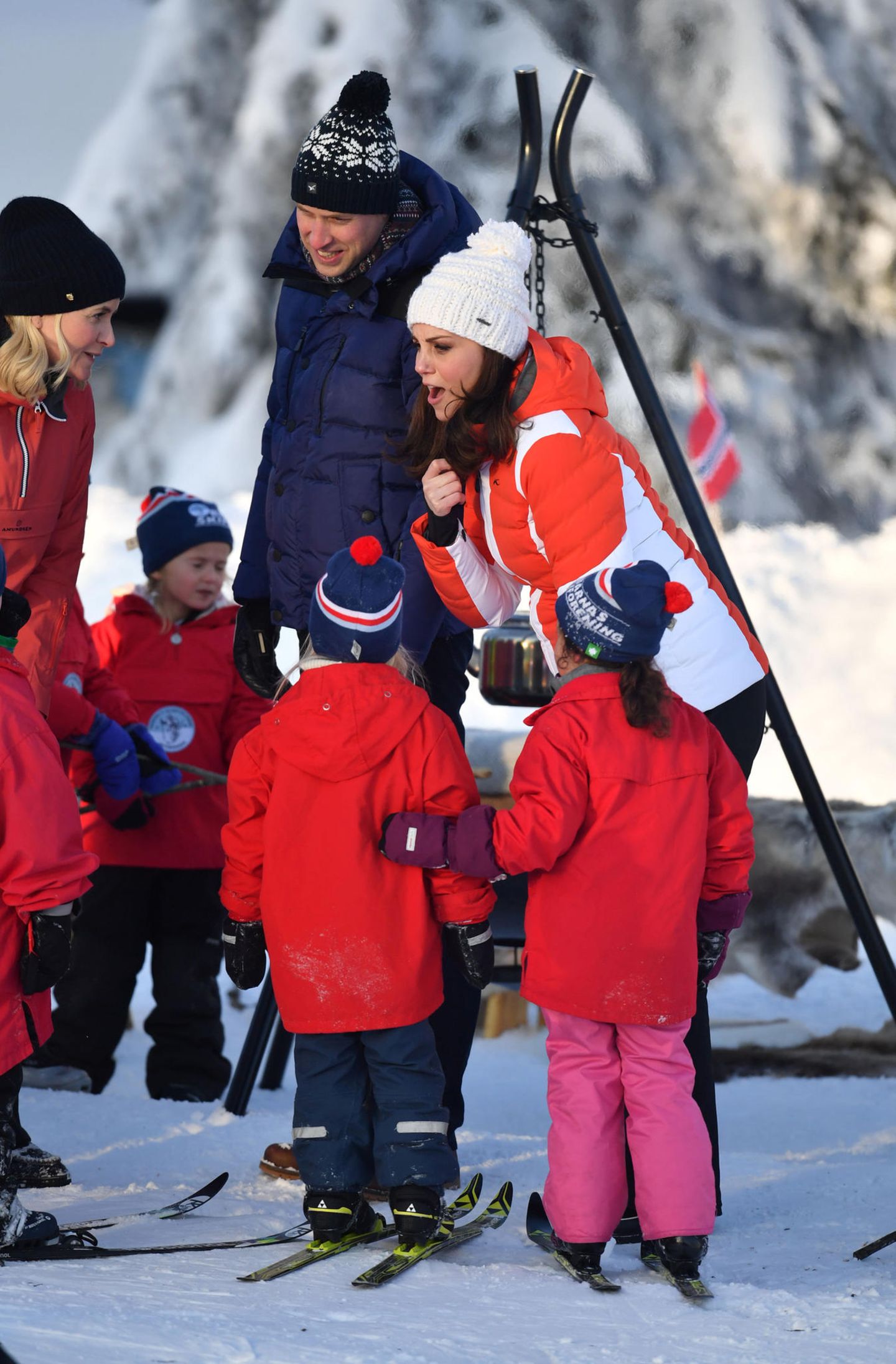 Norwegen - Tag 3   Es geht heiß her an der Ski-Schanze. Herzogin Catherine feuert die kleinen Nachwuchs-Ski-Springer an.