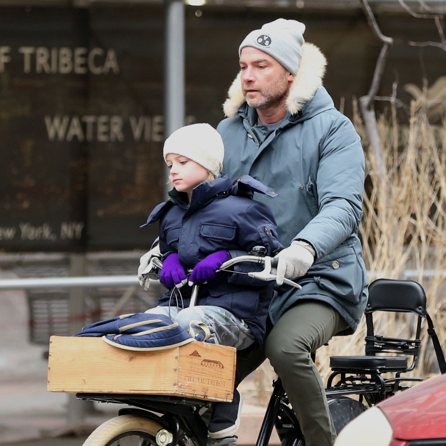 1. Febraur 2018  Liev Schreiber ist dick eingepackt mit seinem Sohn Samuel in New York auf dem Fahrrad unterwegs. 