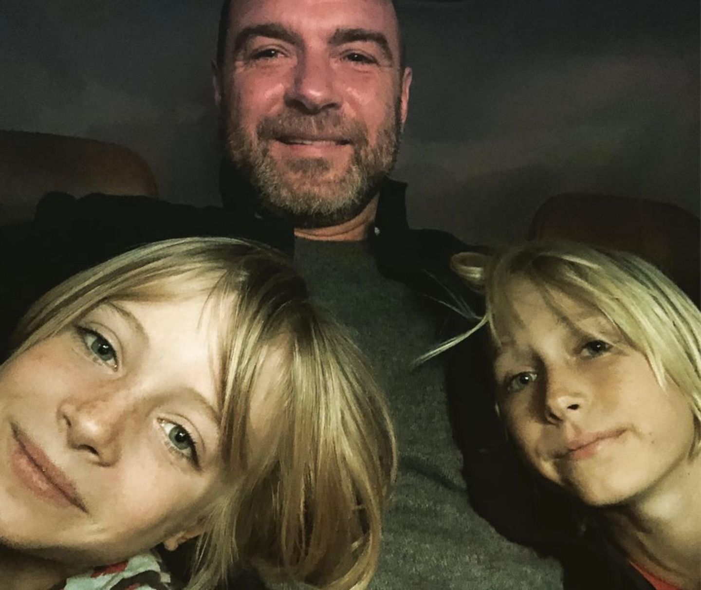 12. Januar 2018  "Das sind meine Goldenglobes" postet Papa Liev Schreiber mit seinen Söhnen Samuel und Alexander im Arm. 