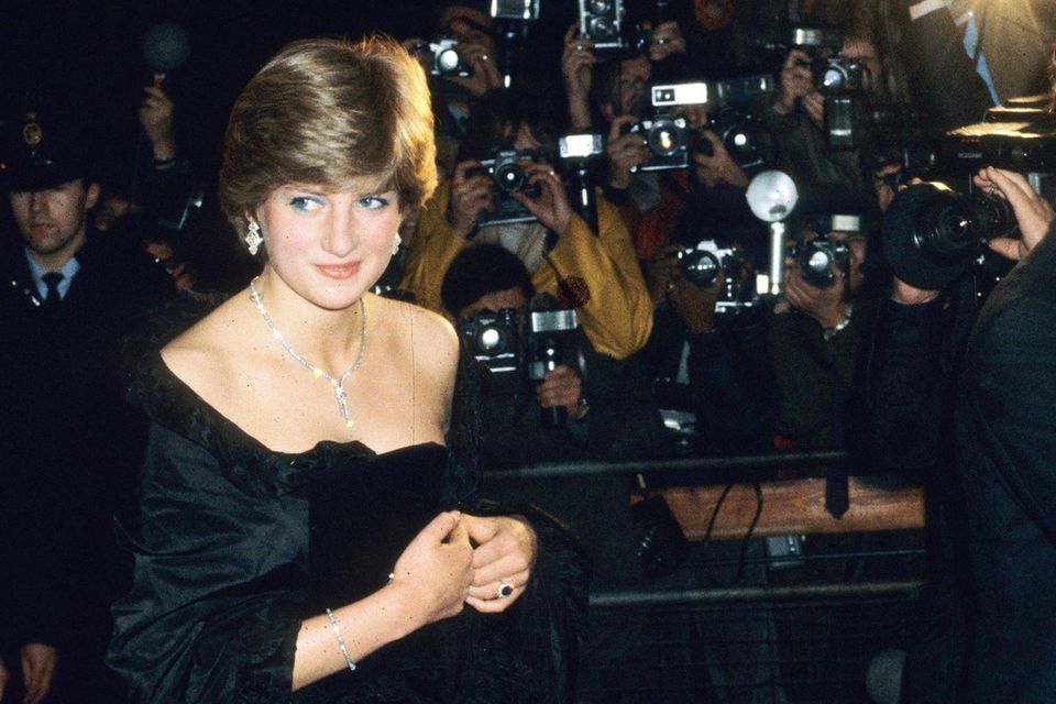 Lady Diana Spencer schiebt sich 1981 immer wieder das Kleid hoch, das ein üppiges Dekolleté betont. Die Fotografen freut es. 