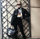 "So ready for a chilled weekend", schreibt Lena Gercke zu diesem Foto auf Instagram und freut sich offensichtlich auf ein entspanntes Wochenende. Das passende Outfit hat sie auf jeden Fall schon an - "Mickey Mouse"-Sweater, Leggings und Sneaker. In diesem Sinne: Schönes Wochenende, liebe Lena. 