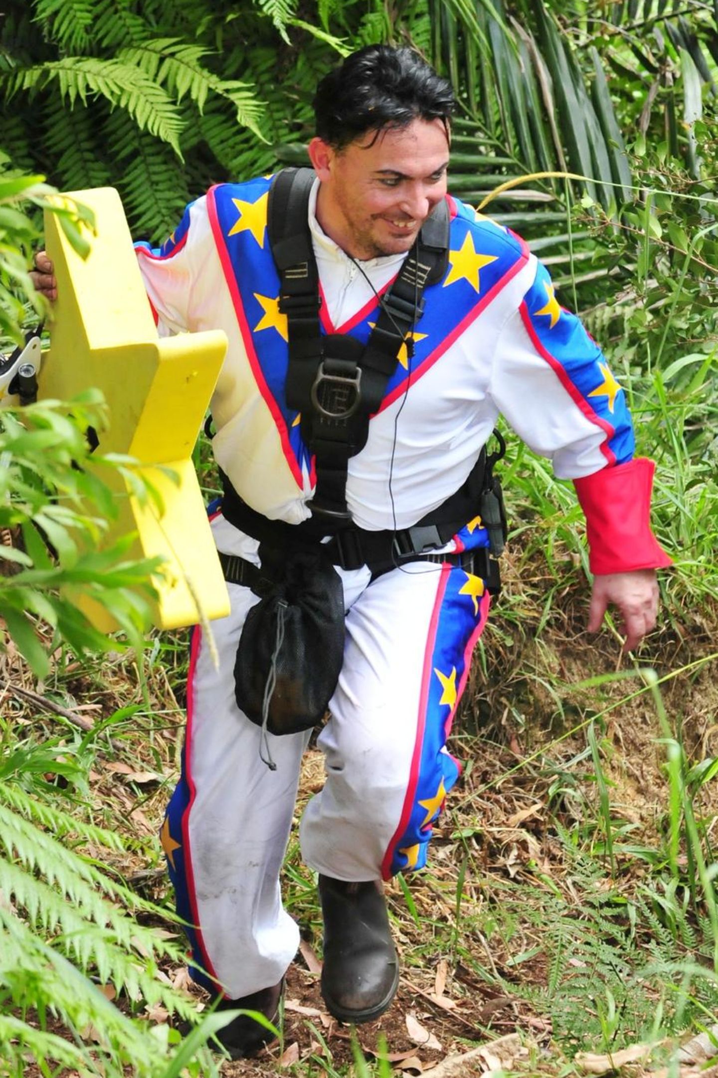 Matthias Mangiapane entwickelt sich im Dschungelcamp 2018 zu dem Fashion-It-Boy überhaupt. Erst der Mais-Kini, dann das Raumschiff-Astronauten-Outfit im "Wonder Woman"-Look - Matthias' Kleidung ist Gesprächsstoff.