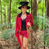 Durch Frack und Zylinder verwandelt sich Tatjana Gsells typisches Camp-Outfit zu einem  Dompteur-Look der ganz besonderen Art. Fragt sich nur noch, warum sie anscheinend nicht so begeistert von ihrem neuen Style ist...