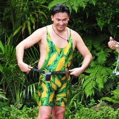 Dieses Outfit ist ganz schön heiß.. ähh, wir meinen natürlich Mais. Einige Male präsentiert sich Matthias Mangiapane in diesem ungewöhnlichen Einteiler mit Gemüsemotiv und etabliert so den Mais-Kini für Männer.