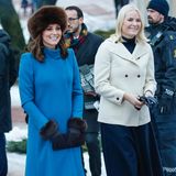 Keine leichte Aufgabe für Mette-Marit: Als Kate und William das norwegische Königspaar in Oslo besuchen, schauen viele auf die Herzogin. Was trägt sie? Wie groß ist ihr Babybauch? Doch die royale Blondine schafft es, mit einem schlichten Look die Blicke auch auf sich zu ziehen. Sie strahlt in einer hellen Jacke, die bestens zu ihrer Haarfarbe passt.