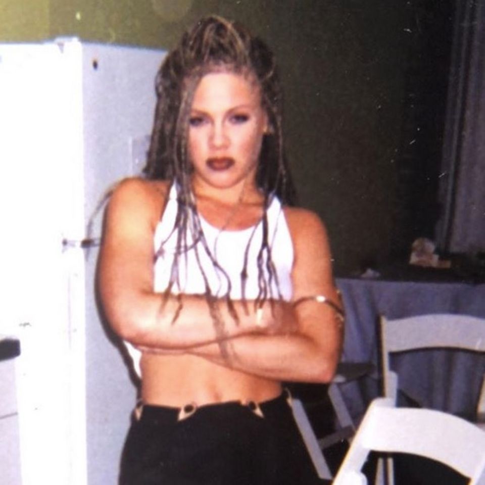 Pink Rastazöpfe, bauchfreies Top und ein cooler Blick - Mit 18 Jahren findet Pink ihren Look ziemlich lässig. Pink Rastazöpfe, bauchfreies Top und ein cooler Blick - Mit 18 Jahren findet Pink ihren Look ziemlich lässig.