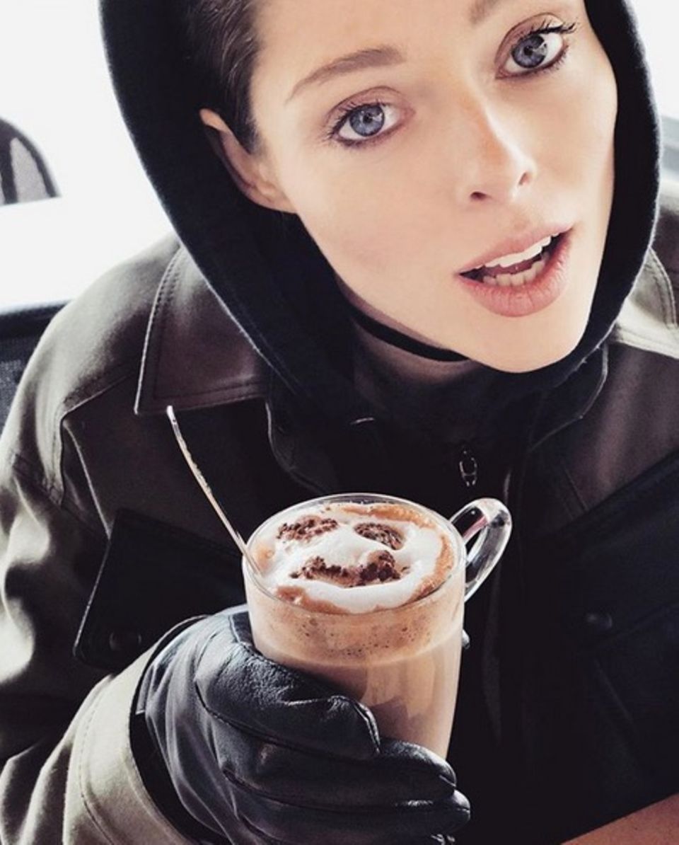 In der Schweiz lässt sich Coco Rocha eine heiße Schokolade schmecken. In der Schweiz lässt sich Coco Rocha eine heiße Schokolade schmecken.