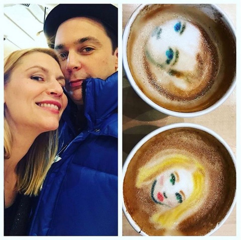 Der Barista Brian Leonard kreiert wundervolle Star-Bilder in den Milchschaum. So landen seine Latte-Art-Motive auch gerne auf den Promi-Instagram-Accounts. Auch Jim Parsons und Claire Danes sind gut getroffen.   
