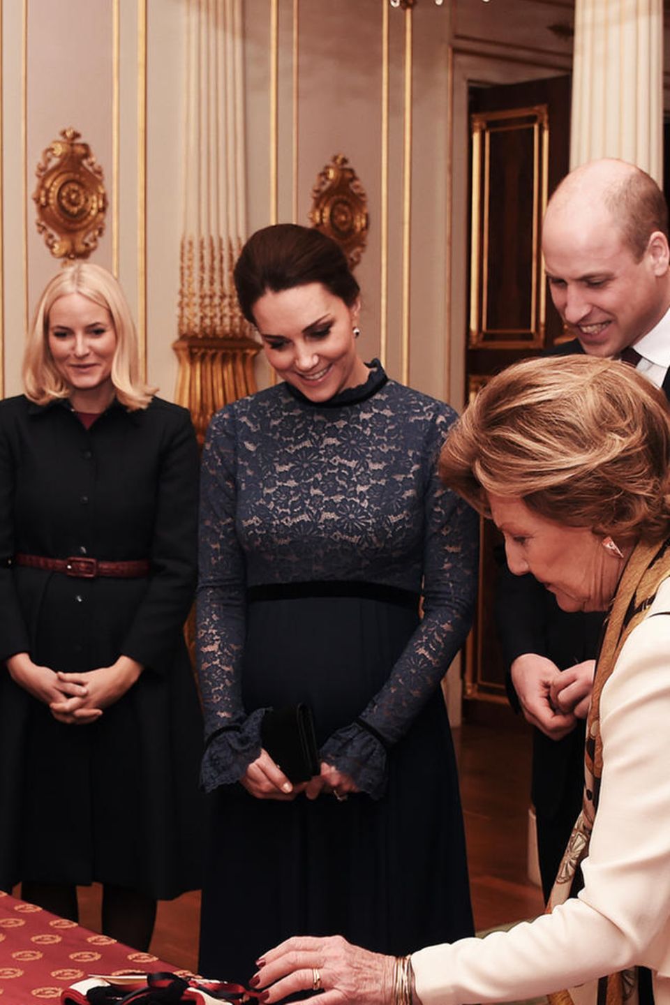 Herzogin Catherine (3.v.l.) und Prinz William (3.v.r.) bringen Geschenke mit nach Norwegen. Prinz Haakon (l.), Prinzessin Mette-Marit (2.v.l.) und das Königspaar Harald und Sonja (rechts) schauen sich die Gaben an. Natürlich haben auch sie etwas für die Briten vorbereitet Herzogin Catherine (3.v.l.) und Prinz William (3.v.r.) bringen Geschenke mit nach Norwegen. Prinz Haakon (l.), Prinzessin Mette-Marit (2.v.l.) und das Königspaar Harald und Sonja (rechts) schauen sich die Gaben an. Natürlich haben auch sie etwas für die Briten vorbereitet