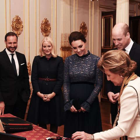 Herzogin Catherine (3.v.l.) und Prinz William (3.v.r.) bringen Geschenke mit nach Norwegen. Prinz Haakon (l.), Prinzessin Mette-Marit (2.v.l.) und das Königspaar Harald und Sonja (rechts) schauen sich die Gaben an. Natürlich haben auch sie etwas für die Briten vorbereitet