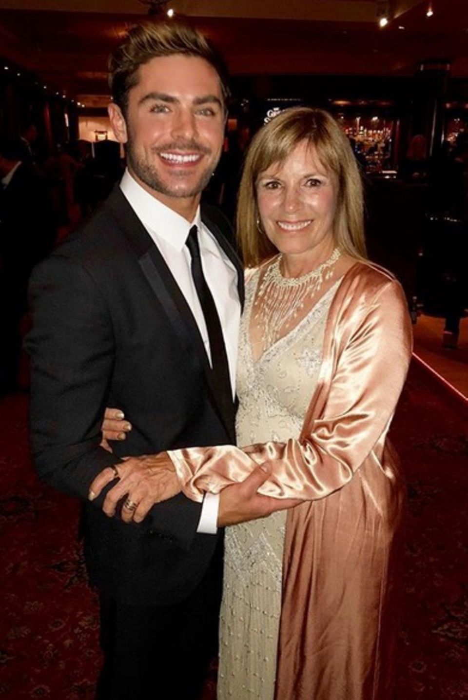 Starla Baskett ist eine große Stütze für ihren Sohn Zac Efron. Der Schauspieler gratuliert seiner Mutter darum herzlich auf Instagram zum Geburtstag. 