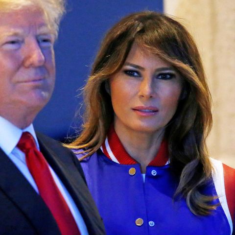 Ist das nicht etwas übertrieben, Melania? Die First Lady zeigt sich beim Super Bowl  ganz patriotisch.