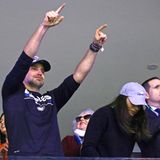 Hollywoodstar Bradley Cooper feiert den Sieg der Eagles mit vollem Körpereinsatz. Da muss Freundin Irina Shayk schon fast in Deckung gehen.