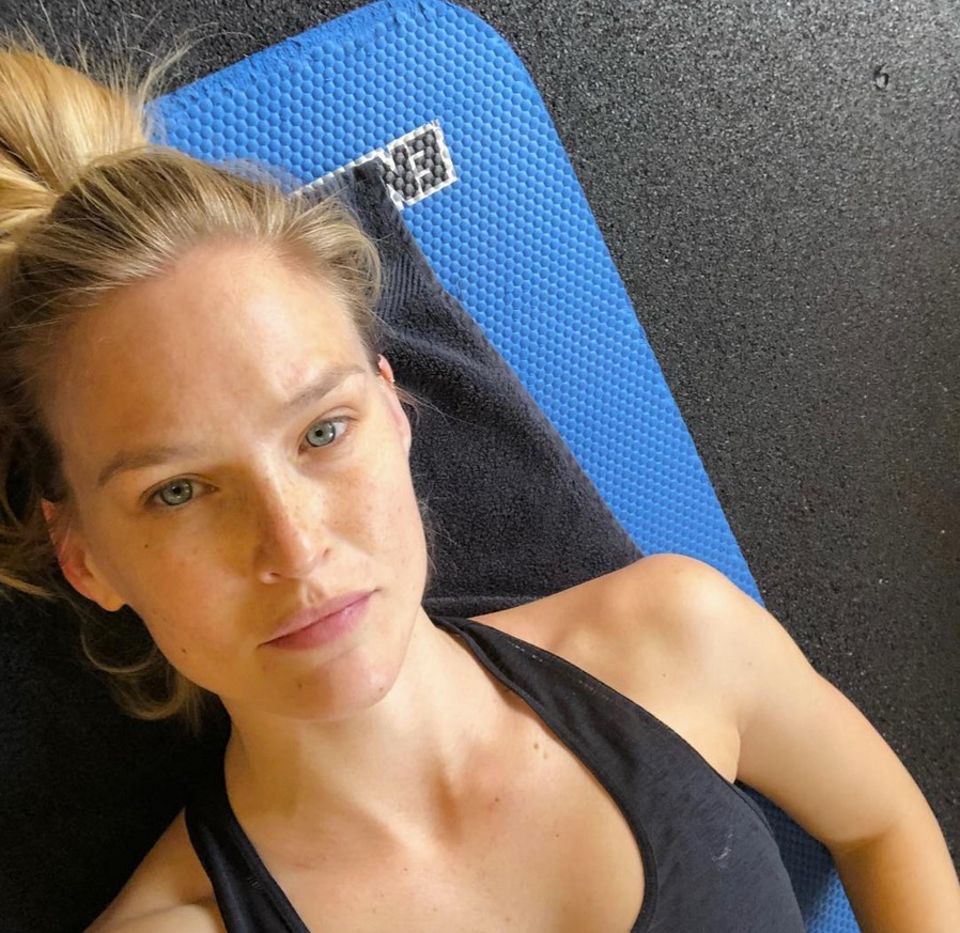 "Menschen, die nachts feiern, leiden am nächsten Morgen", postet Model Bar Refaeli. Ob die israelische Schönheit am vorherigen Abend wohl zu viel gefeiert hat? "Menschen, die nachts feiern, leiden am nächsten Morgen", postet Model Bar Refaeli. Ob die israelische Schönheit am vorherigen Abend wohl zu viel gefeiert hat?