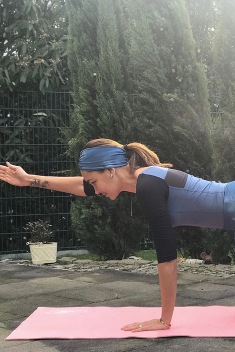 "Ich liebe es morgens Sport zu treiben", postet Sportskanone Jana Ina Zarrella. Beim Yoga kann die brasilianische Schönheit gut in den Tag starten. "Ich liebe es morgens Sport zu treiben", postet Sportskanone Jana Ina Zarrella. Beim Yoga kann die brasilianische Schönheit gut in den Tag starten.