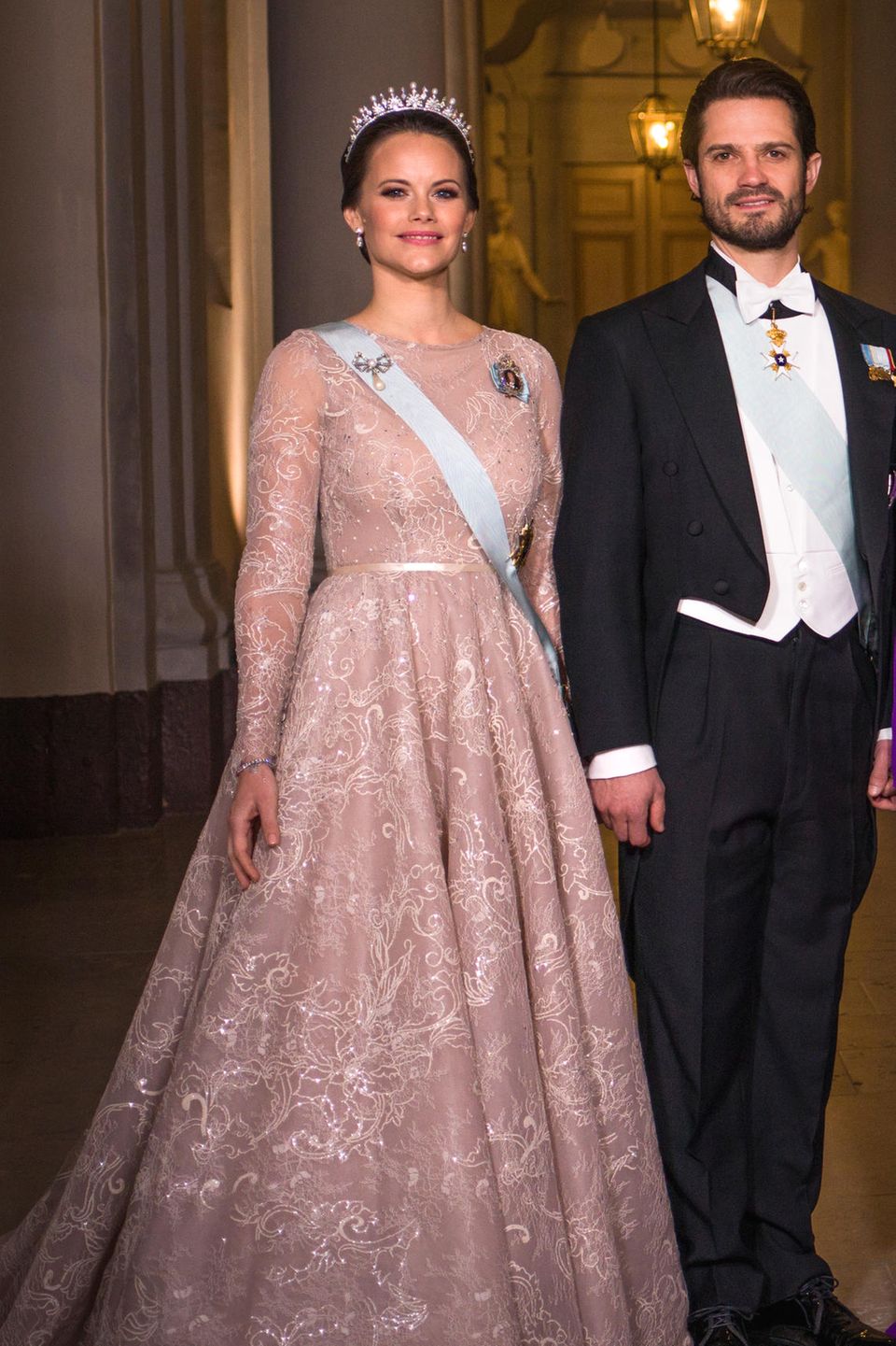 Prinzessin Sofia in edler Robe und königlicher Schärpe und natürlich einem Diadem. Ganz so royal sah die Ehefrau von Prinz Carl Philip früher nicht aus.