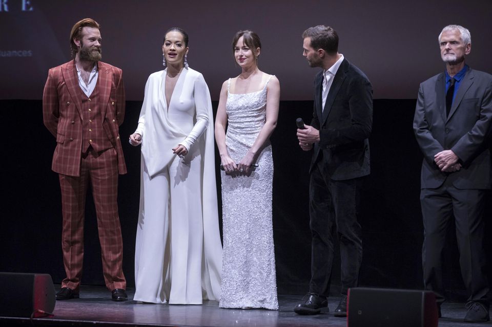 Bei der "Fifty Shades"-Premiere in Paris geht es heiß her. Allerdings anders, als wir erwartet hätten. Denn es ist nicht etwa die Hauptdarstellerin Dakota Johnson, die hier für Aufsehen sorgt, sondern Rita Ora. Sie kommt in einem weißen Overall zu dem Event, lässt ihren BH allerdings zu Hause und lässt so ihre Brustwarzen durchscheinen. Da guckt auch Jamie Dornan nicht schlecht. Bei der "Fifty Shades"-Premiere in Paris geht es heiß her. Allerdings anders, als wir erwartet hätten. Denn es ist nicht etwa die Hauptdarstellerin Dakota Johnson, die hier für Aufsehen sorgt, sondern Rita Ora. Sie kommt in einem weißen Overall zu dem Event, lässt ihren BH allerdings zu Hause und lässt so ihre Brustwarzen durchscheinen. Da guckt auch Jamie Dornan nicht schlecht.