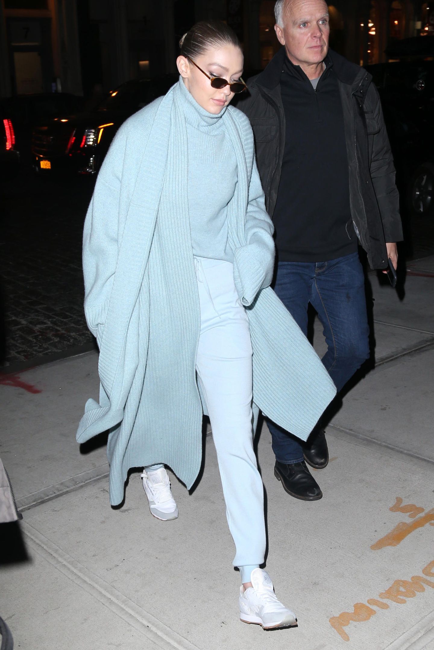 Auch ihre ältere Schwester Gigi mag es privat lieber kuschelig. "Ton in Ton" ist für ihren Freizeit-Look gar kein Ausdruck: In bonbonblauer Hose mit passendem Rollkragenpullover und breitem Schal ist sie nachts in den Straßen von New York unterwegs. 
