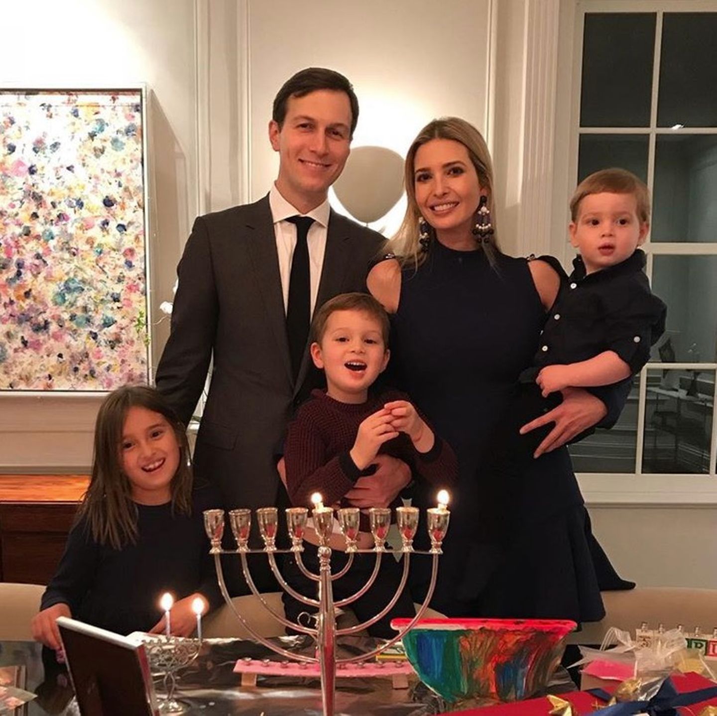 19. Dezember 2017   Chanukka bei Familie Kushner-Trump: Da Ehemann Jared Kushner dem jüdischen Glauben angehört, ist Ivanka Trump ihm zuliebe konvertiert.