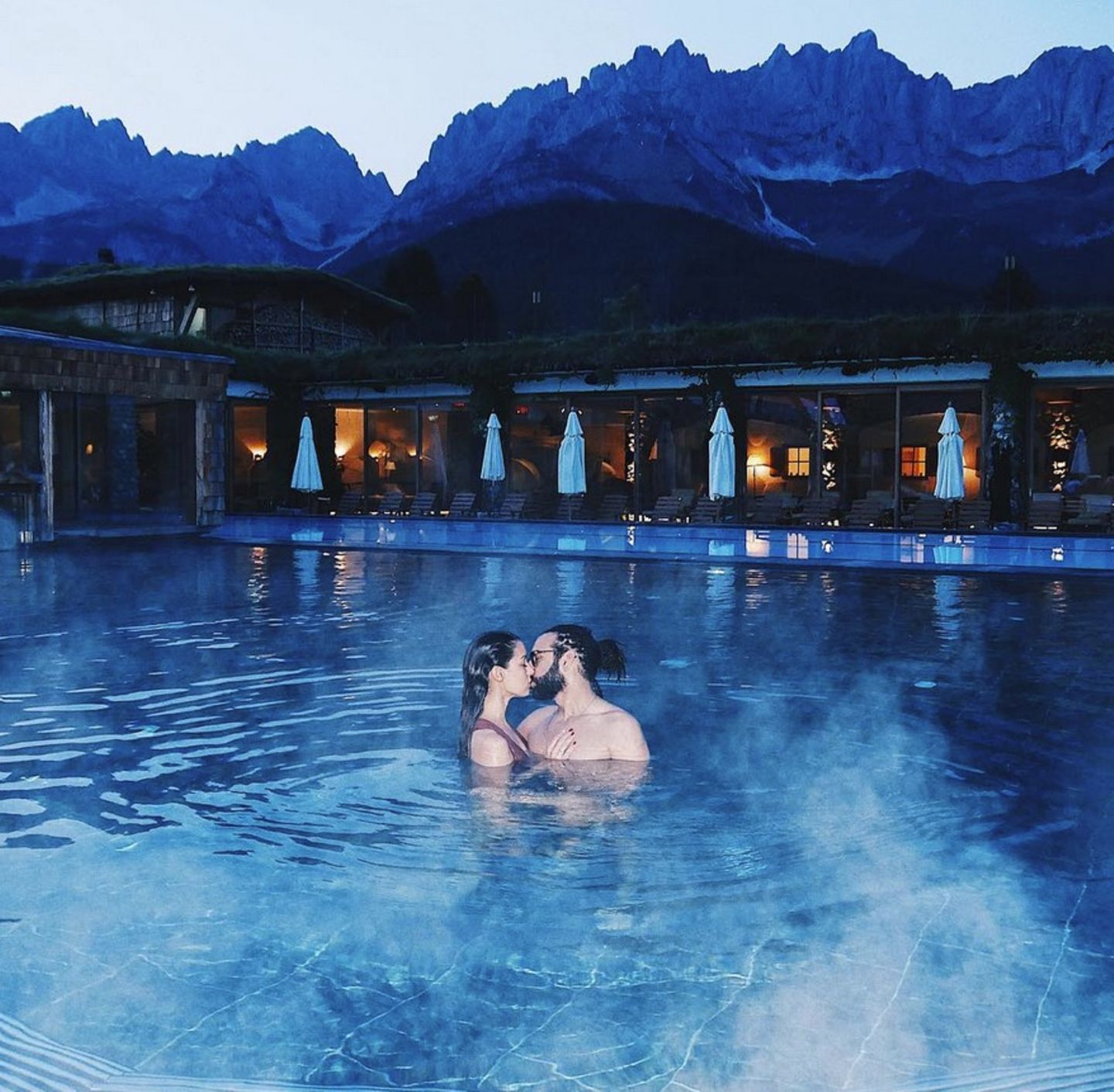 8. September 2017  Rebecca Mir und ihr Massimo genießen Zeit zu Zweit in Tirol in einem traumhaft schönen Pool mit Panorama-Bergblick. 