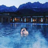 8. September 2017  Rebecca Mir und ihr Massimo genießen Zeit zu Zweit in Tirol in einem traumhaft schönen Pool mit Panorama-Bergblick. 