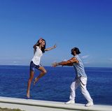 8. Oktober 2017  "Happy Birthday Dirty Dancing" postet Massimo und stellt mit seiner Rebecca vor einer traumhaften Kulisse am Meer die beliebte Kultpose aus dem Film nach. 