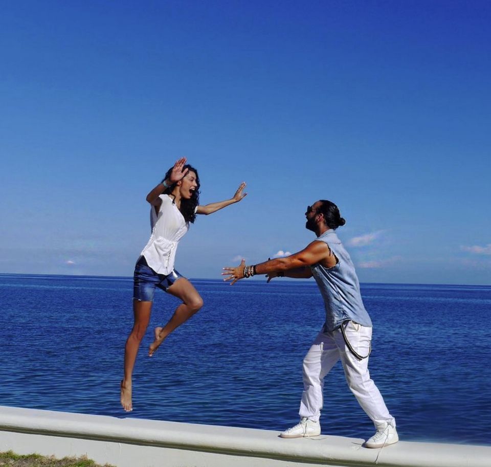8. Oktober 2017  "Happy Birthday Dirty Dancing" postet Massimo und stellt mit seiner Rebecca vor einer traumhaften Kulisse am Meer die beliebte Kultpose aus dem Film nach. 
