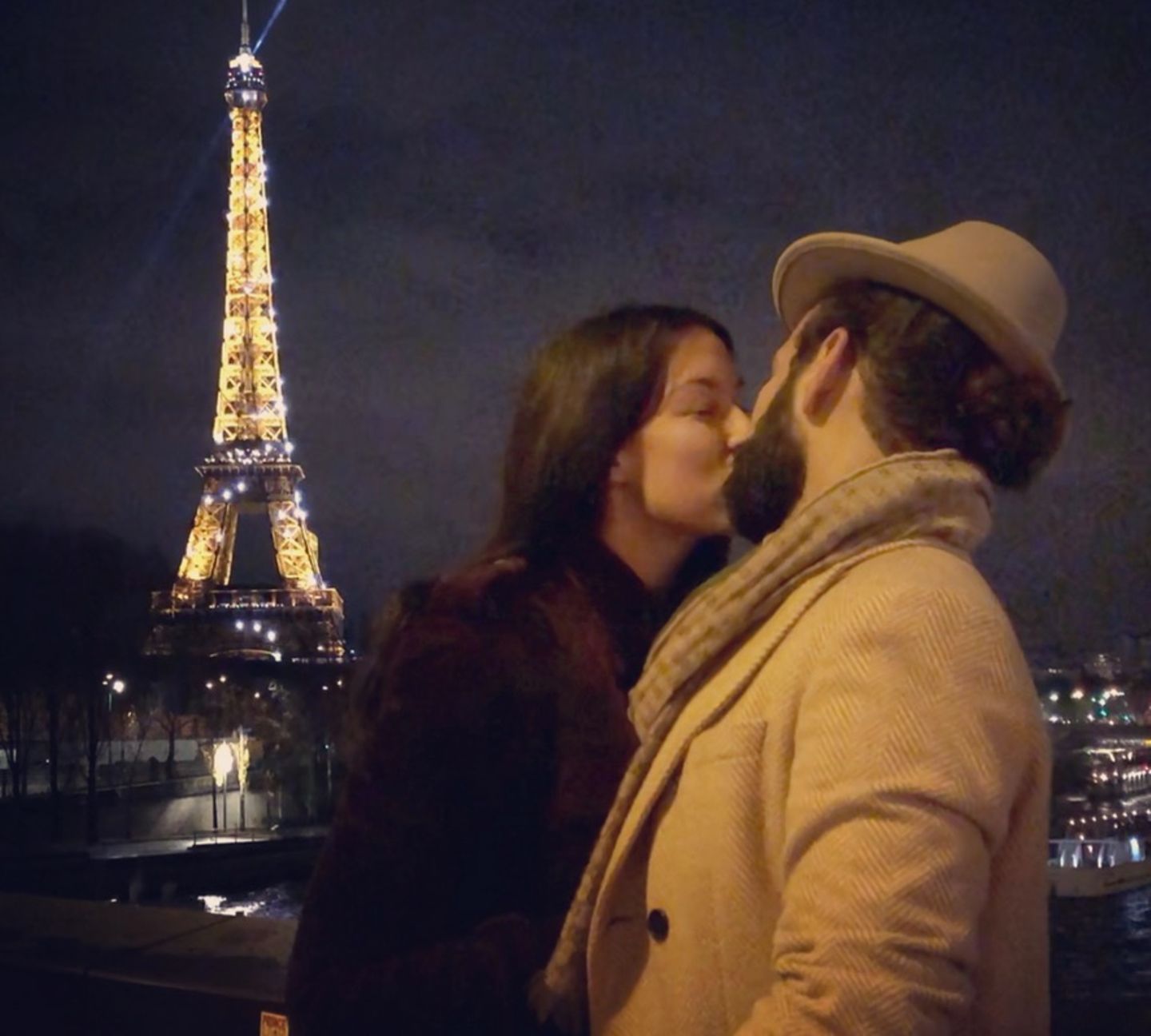 16. Dezember 2017  Küsse in Paris. Romantisch wie immer knutschen Massimo und Rebecca am Eiffelturm. 