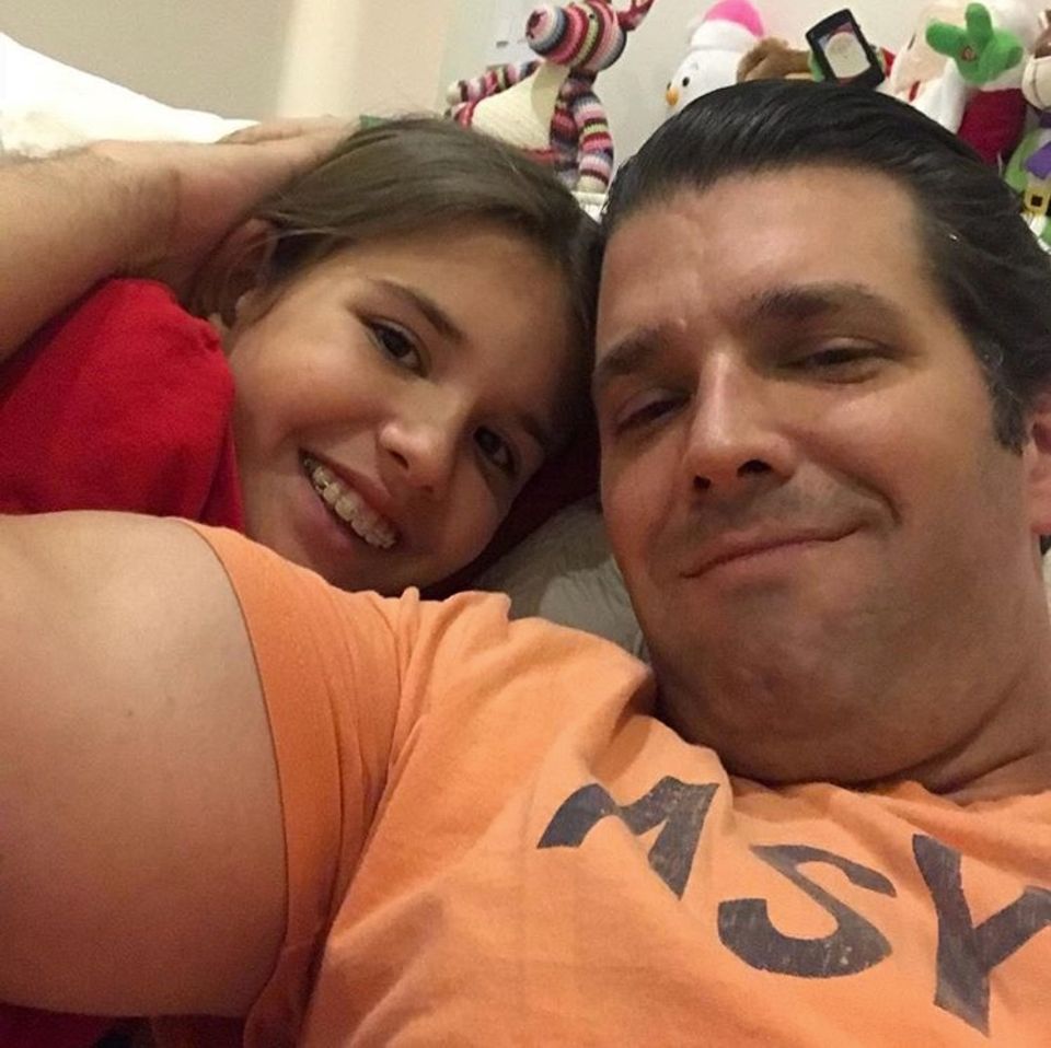 8. Februar 2018 Donald Trump Jr. liebt seine Vater-Tochter-Zeit. Von der süßen Kuscheleinlage mit Tochter Kai wird sofort ein Selfie veröffentlicht. 8. Februar 2018 Donald Trump Jr. liebt seine Vater-Tochter-Zeit. Von der süßen Kuscheleinlage mit Tochter Kai wird sofort ein Selfie veröffentlicht.