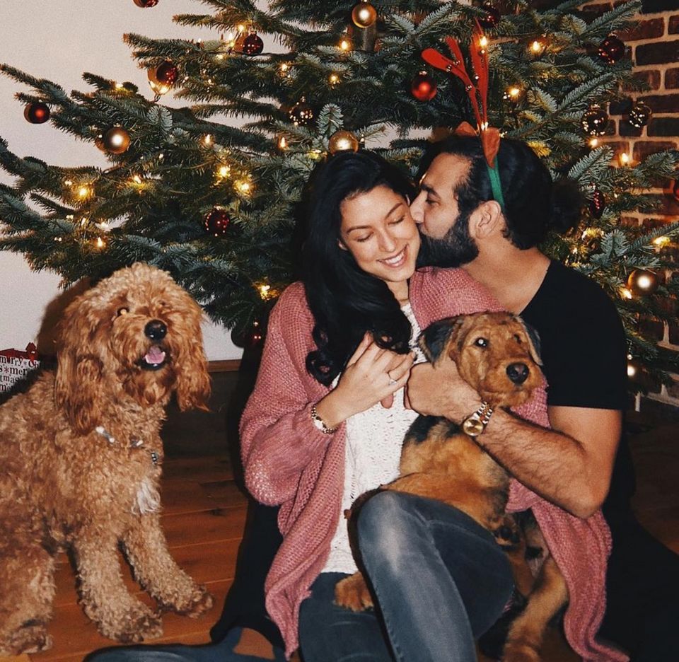 25. Dezember 2017 Das Pärchen wünscht frohe Festtage und postet ein Bild mit den beiden Hunden. 25. Dezember 2017 Das Pärchen wünscht frohe Festtage und postet ein Bild mit den beiden Hunden.