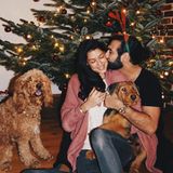25. Dezember 2017  Das Pärchen wünscht frohe Festtage und postet ein Bild mit den beiden Hunden. 