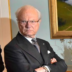 In Schweden ist Staatsbesuch aus Island angekommen. Aber irgendwas scheint dem König zu missfallen: Verstößt jemand gegen das Hofprotokoll? Ist das Dinner schon serviert und wird kalt, während die Presse noch Fotos haben will?